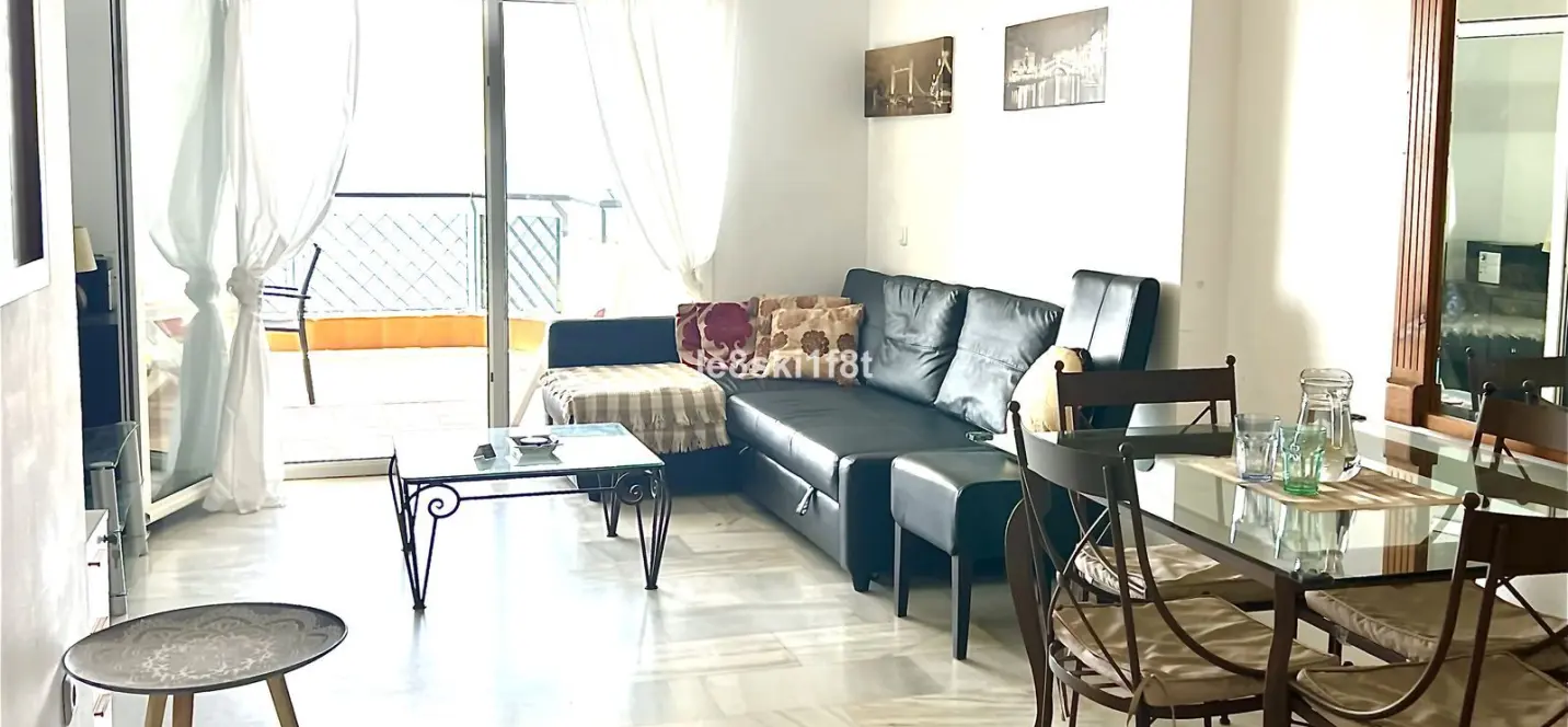 Sale of middle floor apartment in Calahonda 4