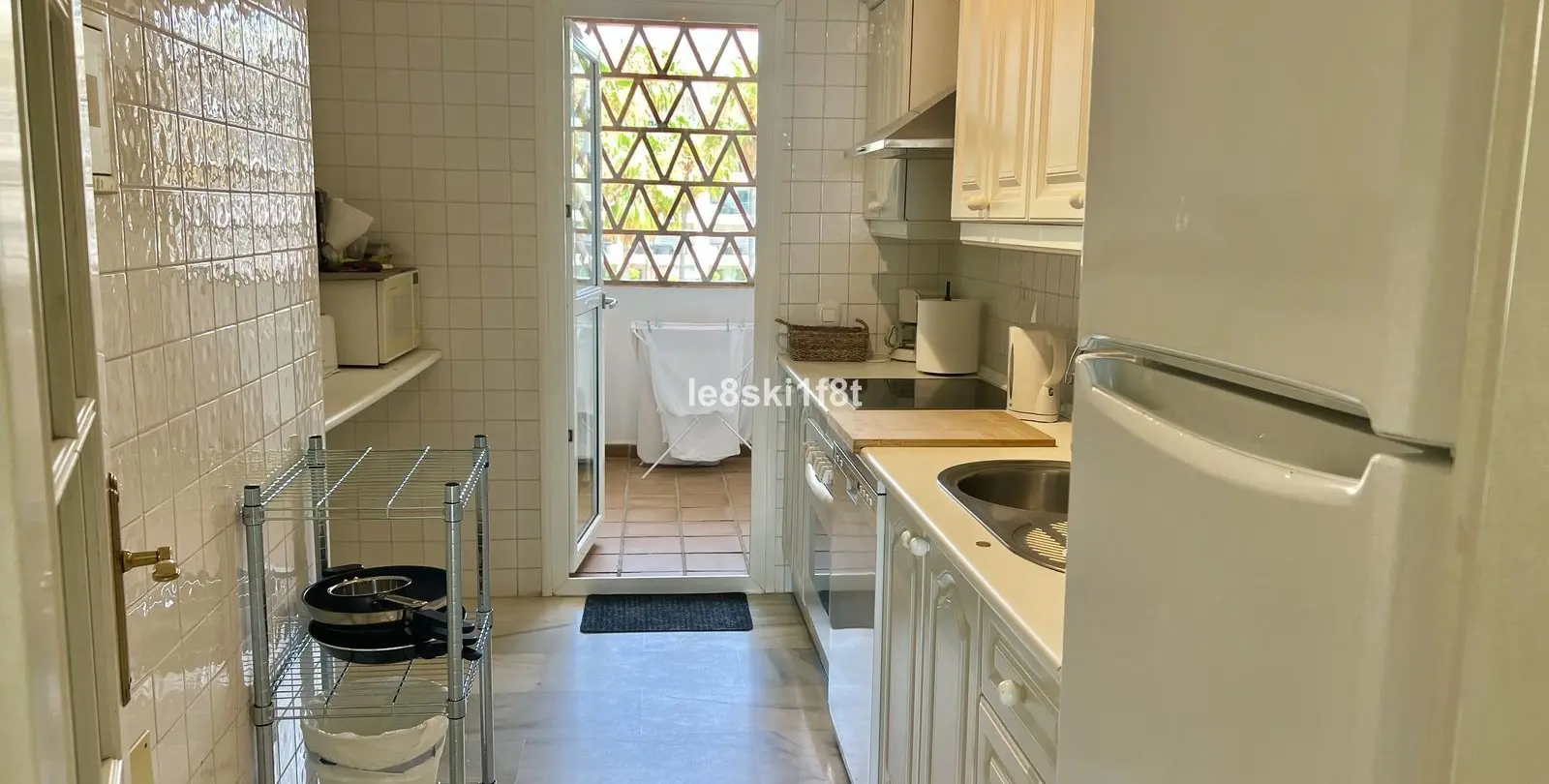 Sale of middle floor apartment in Calahonda 6
