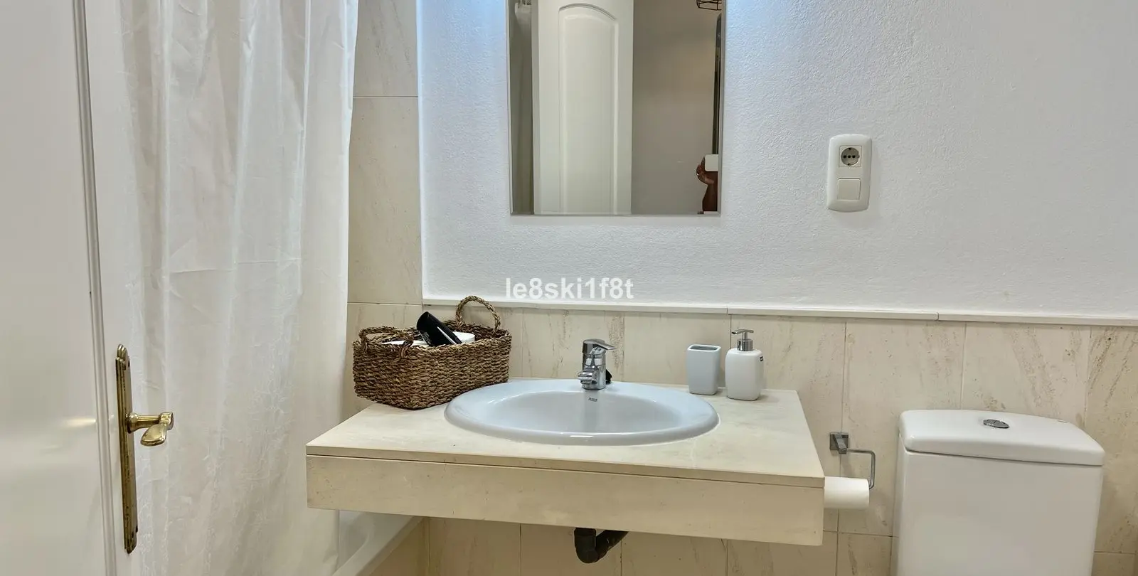 Sale of middle floor apartment in Calahonda 11
