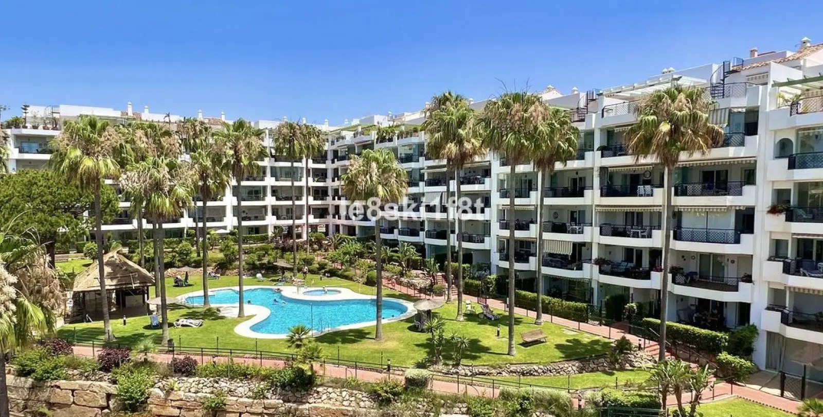 Sale of middle floor apartment in Calahonda 12