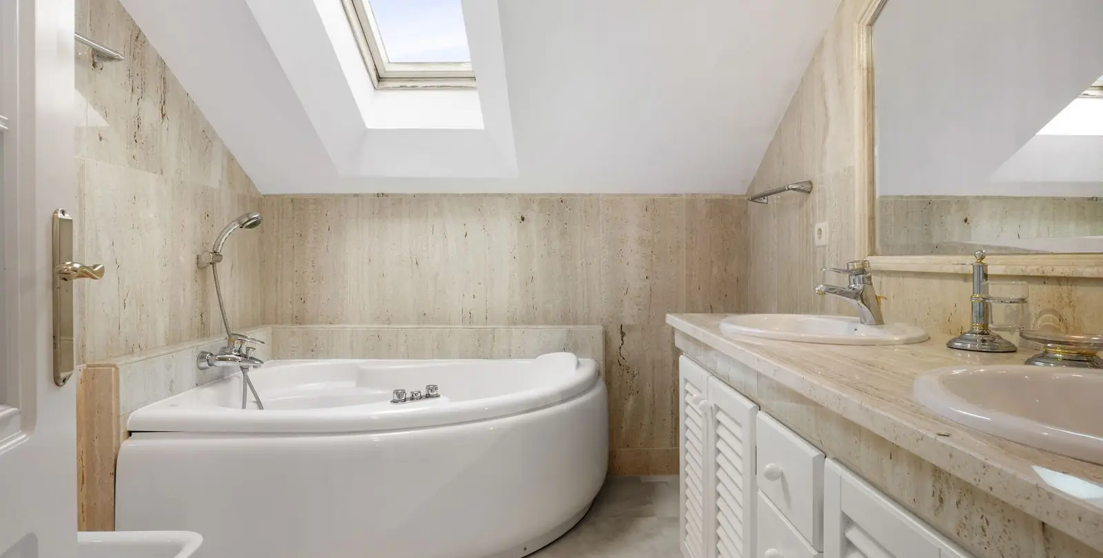 Sale of townhouse in The Golden Mile 14