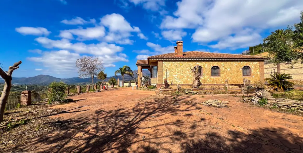 Sale of detached villa in Valtocado 5