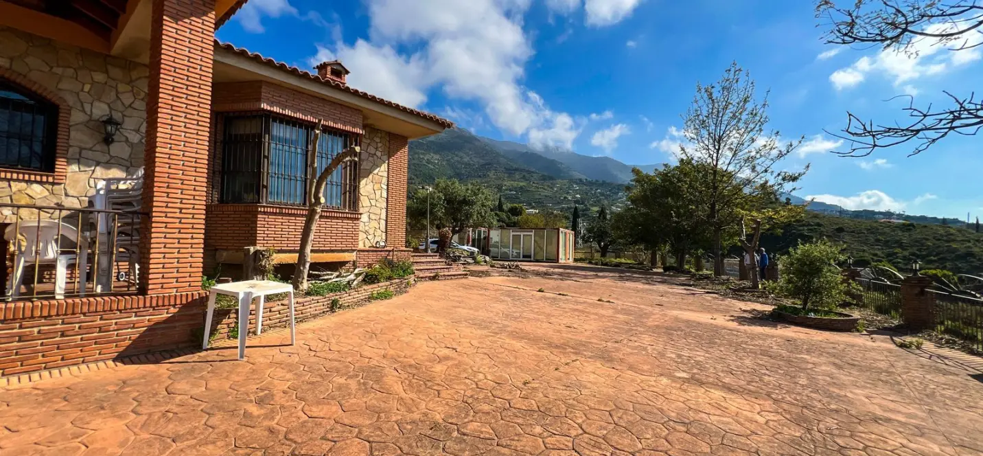 Sale of detached villa in Valtocado 1