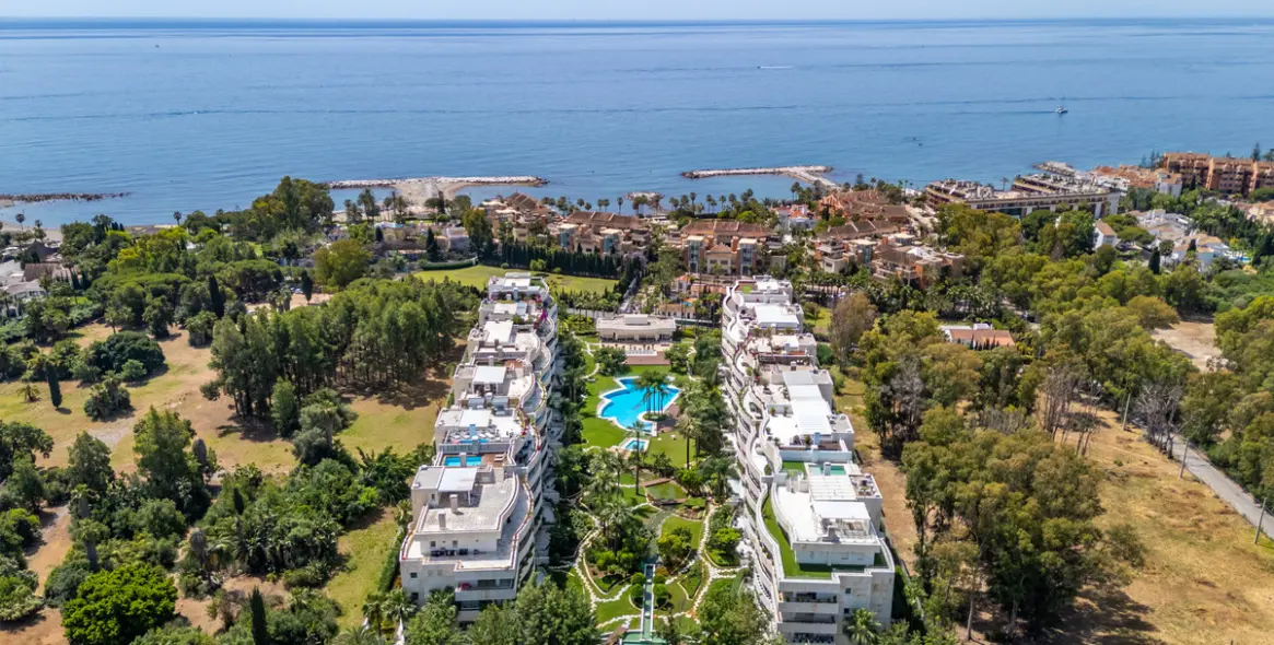 Venta de apartamento en planta media en Puerto Banús 1