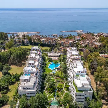 Venta de apartamento en planta media en Puerto Banús