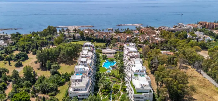 Venta de apartamento en planta media en Puerto Banús 0