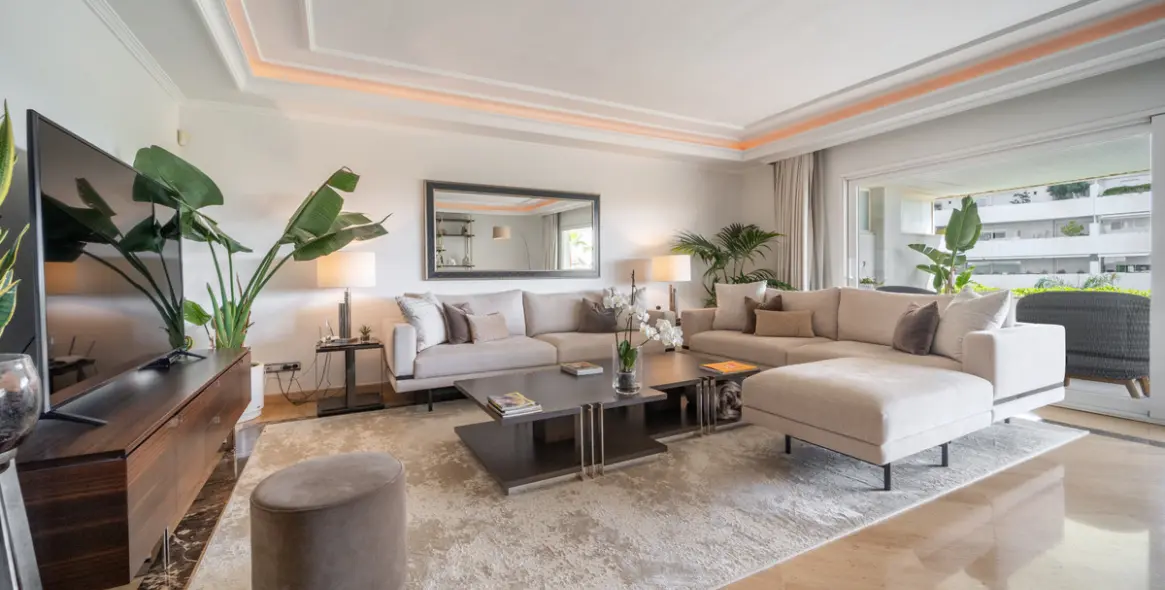 Venta de apartamento en planta media en Puerto Banús 2