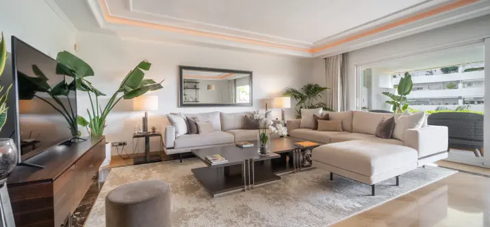 Venta de apartamento en planta media en Puerto Banús 1