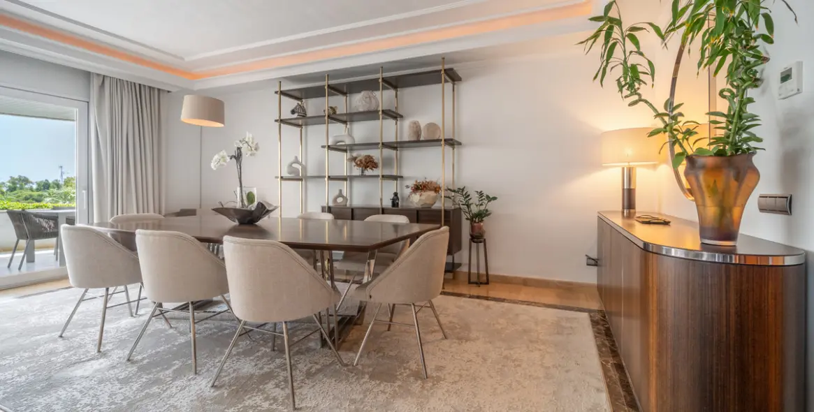 Venta de apartamento en planta media en Puerto Banús 3