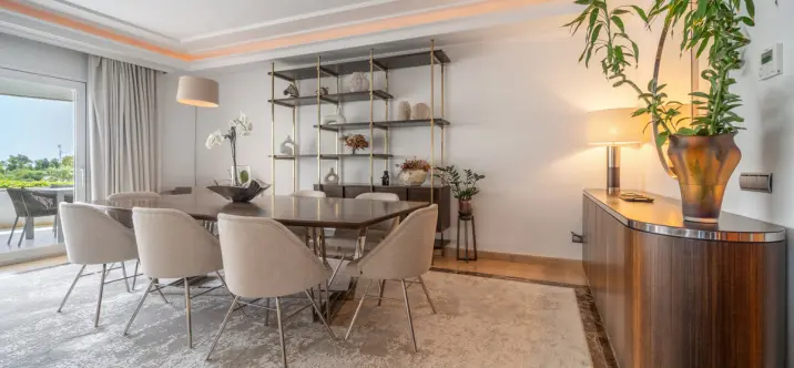 Venta de apartamento en planta media en Puerto Banús 2