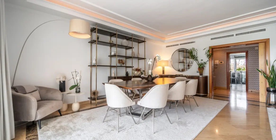 Venta de apartamento en planta media en Puerto Banús 4