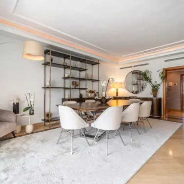 Venta de apartamento en planta media en Puerto Banús
