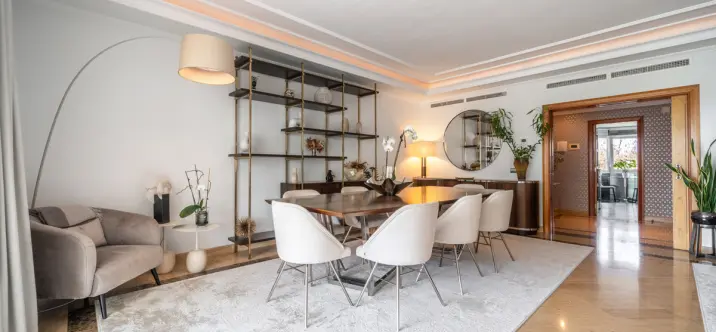 Venta de apartamento en planta media en Puerto Banús 3