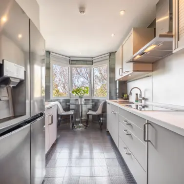 Venta de apartamento en planta media en Puerto Banús