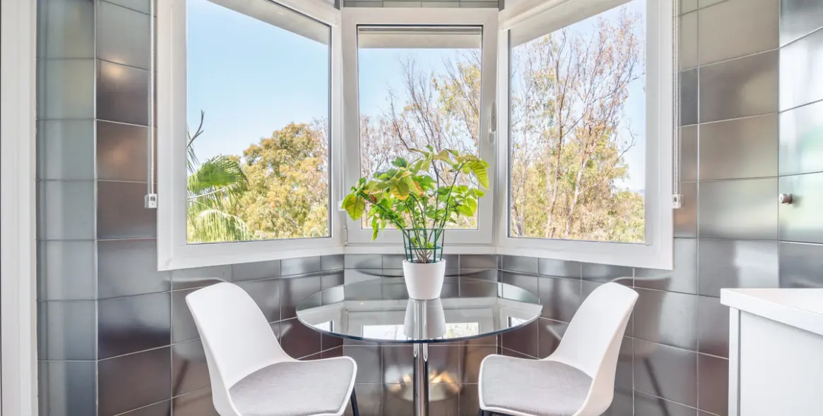 Venta de apartamento en planta media en Puerto Banús 6