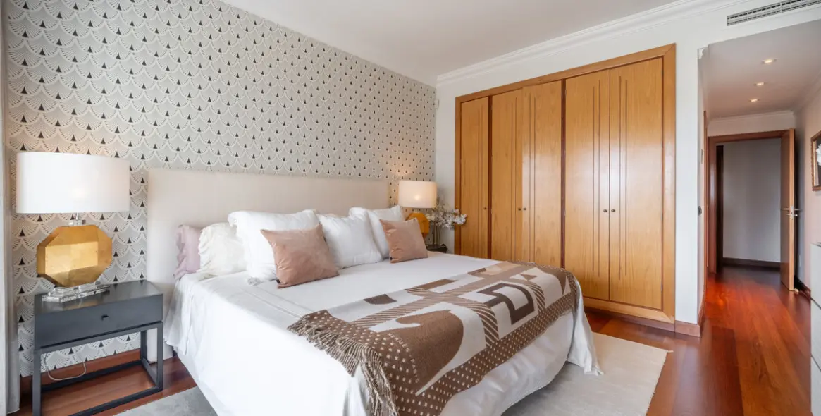 Venta de apartamento en planta media en Puerto Banús 7