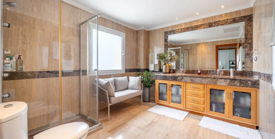 Venta de apartamento en planta media en Puerto Banús 9