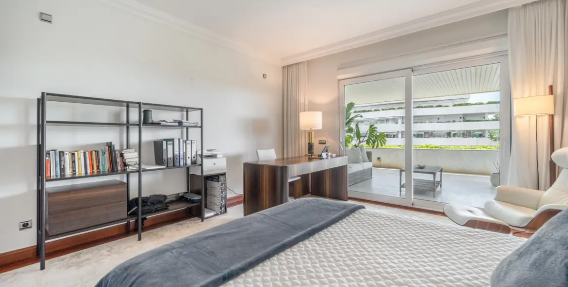 Venta de apartamento en planta media en Puerto Banús 11