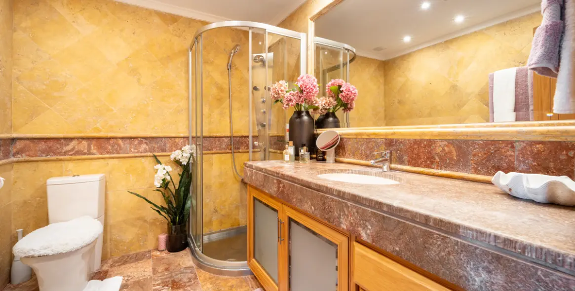 Venta de apartamento en planta media en Puerto Banús 12