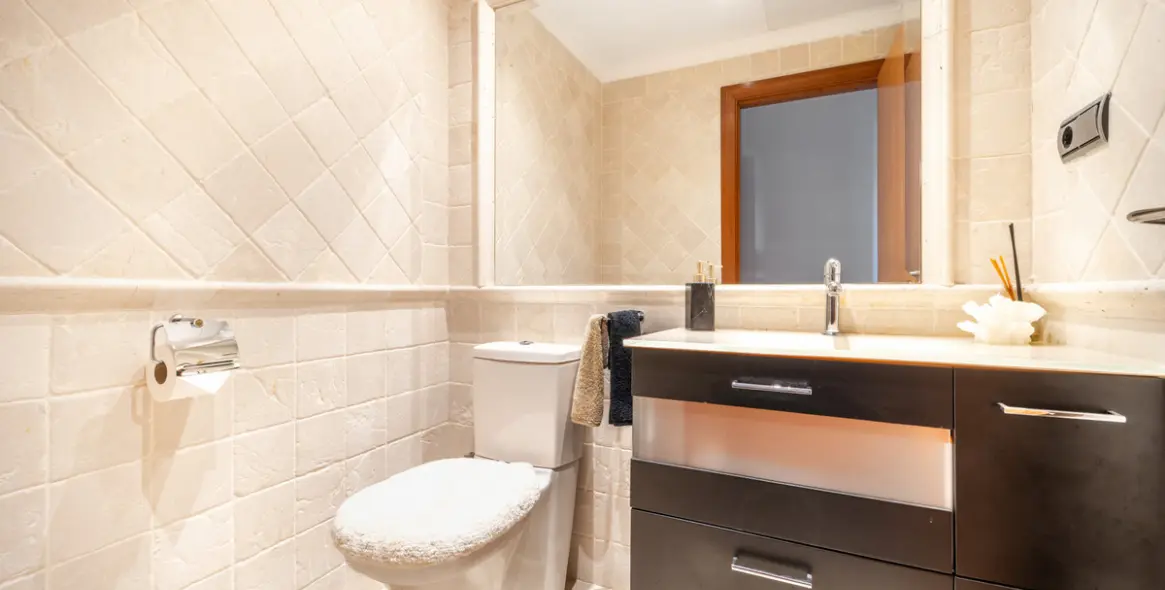 Venta de apartamento en planta media en Puerto Banús 13