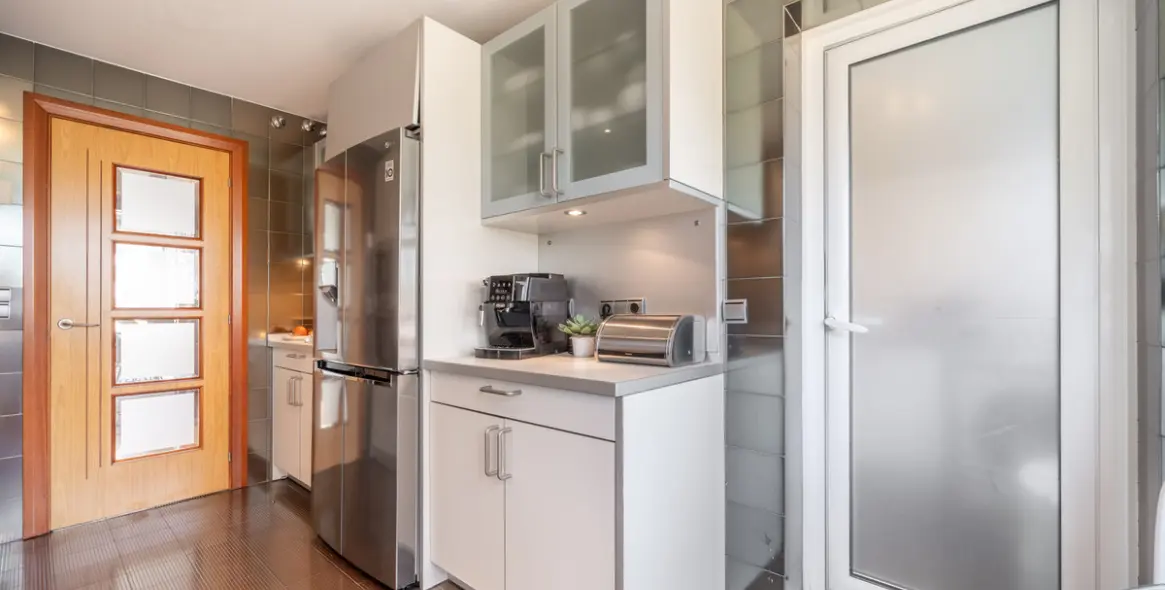 Venta de apartamento en planta media en Puerto Banús 15