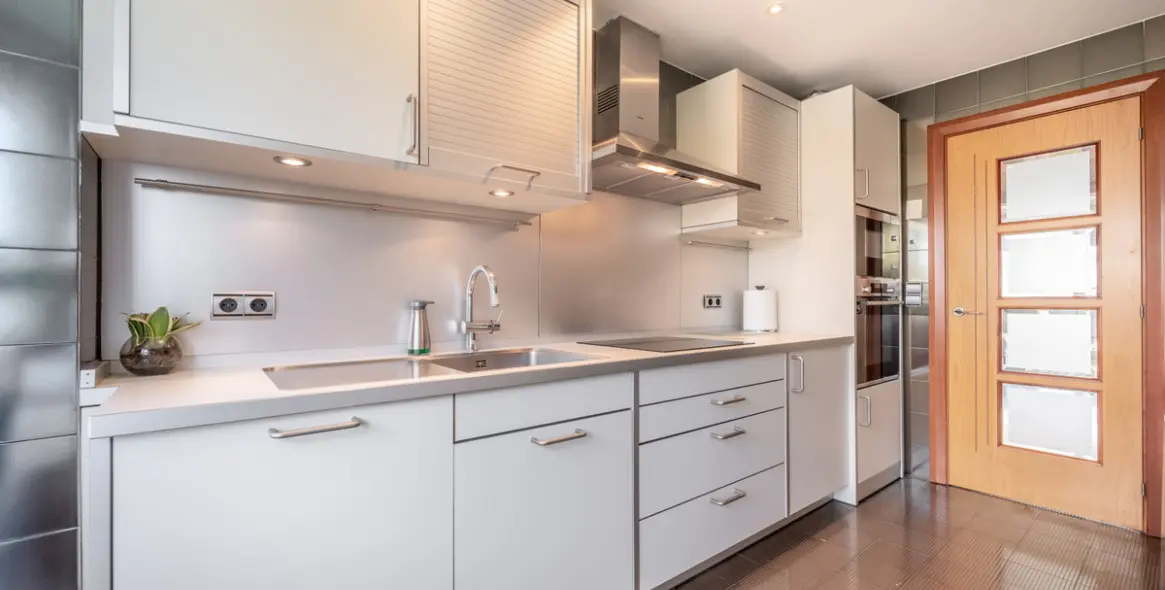 Venta de apartamento en planta media en Puerto Banús 16