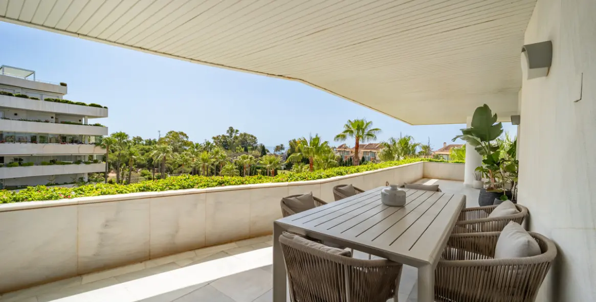 Venta de apartamento en planta media en Puerto Banús 17