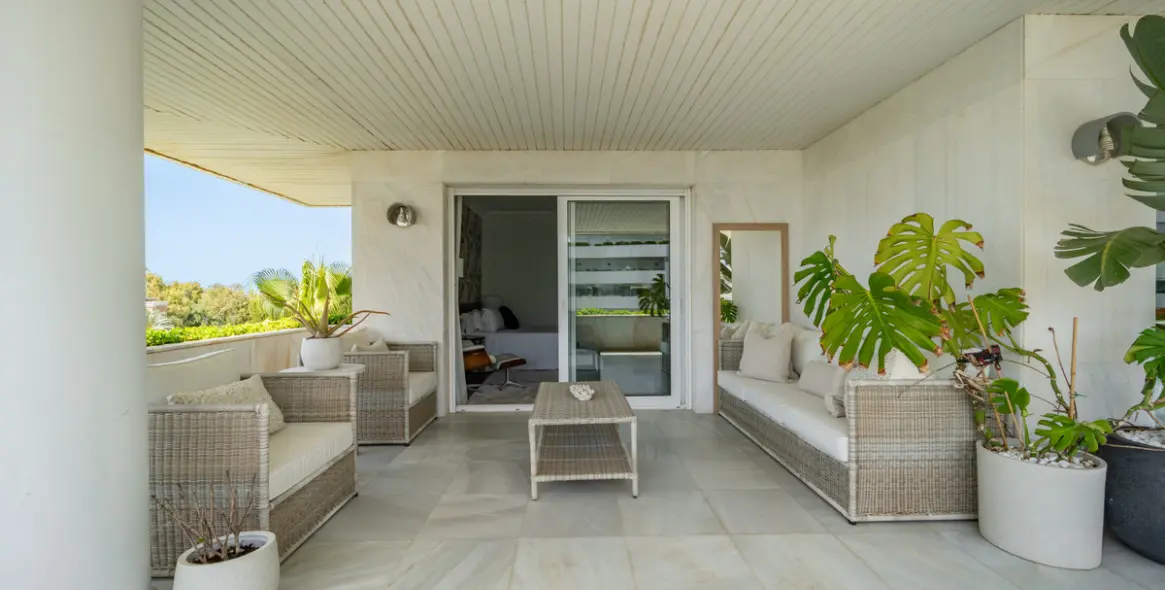 Venta de apartamento en planta media en Puerto Banús 18