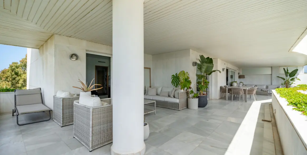 Venta de apartamento en planta media en Puerto Banús 19