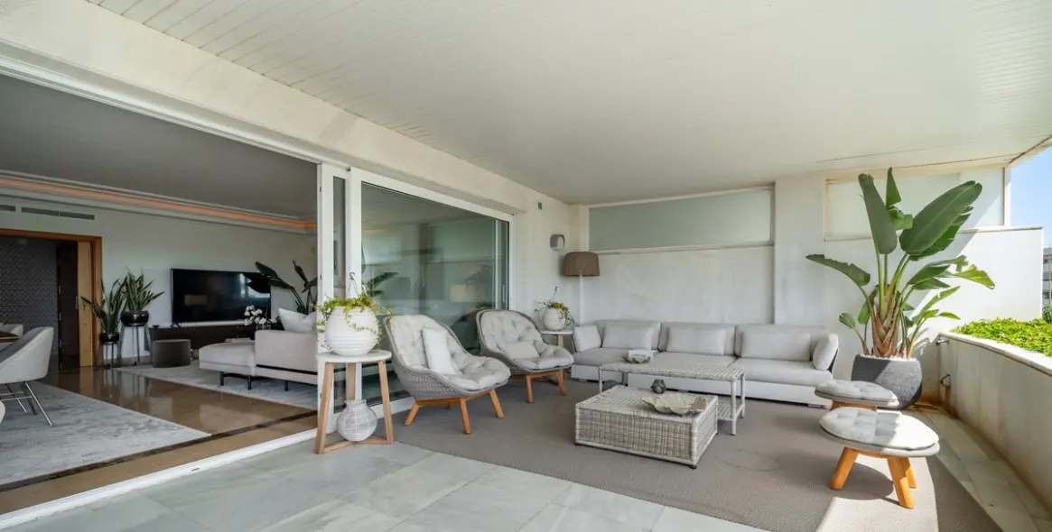 Venta de apartamento en planta media en Puerto Banús 20