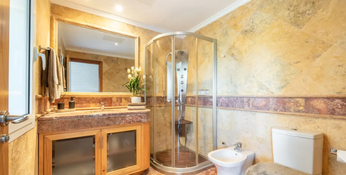 Venta de apartamento en planta media en Puerto Banús 21