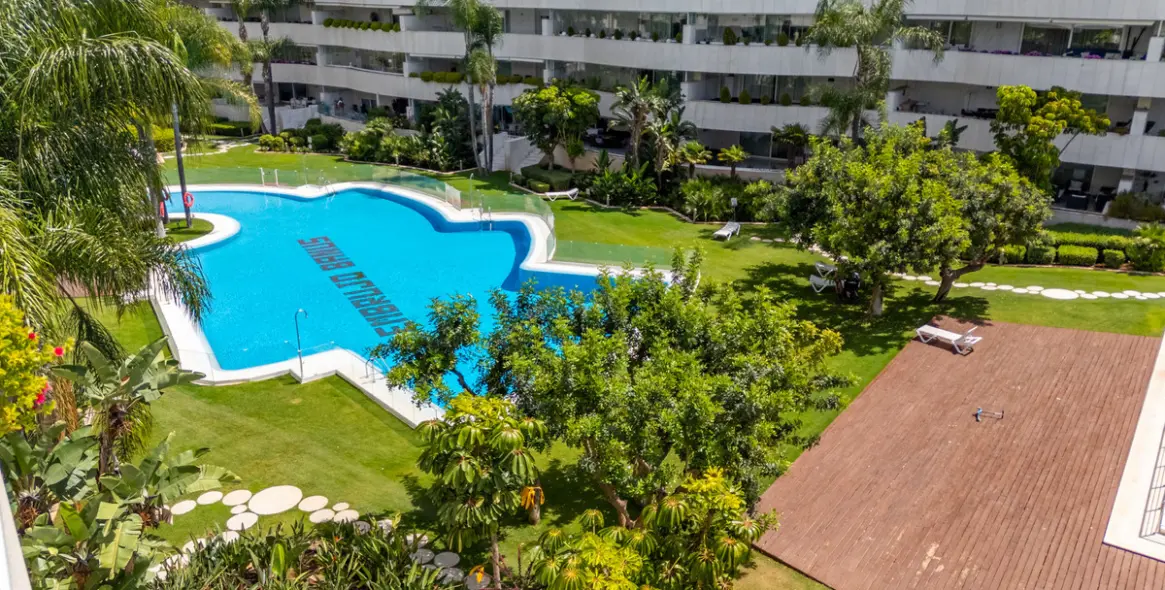 Venta de apartamento en planta media en Puerto Banús 23