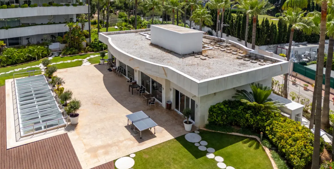 Venta de apartamento en planta media en Puerto Banús 24