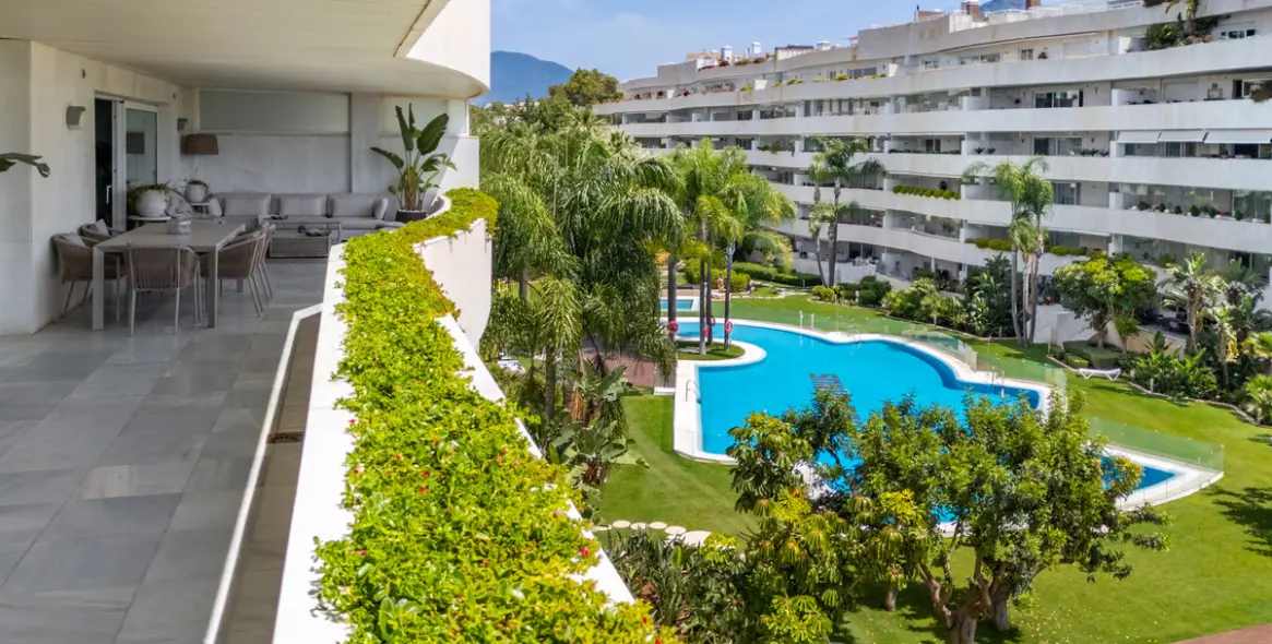 Venta de apartamento en planta media en Puerto Banús 26