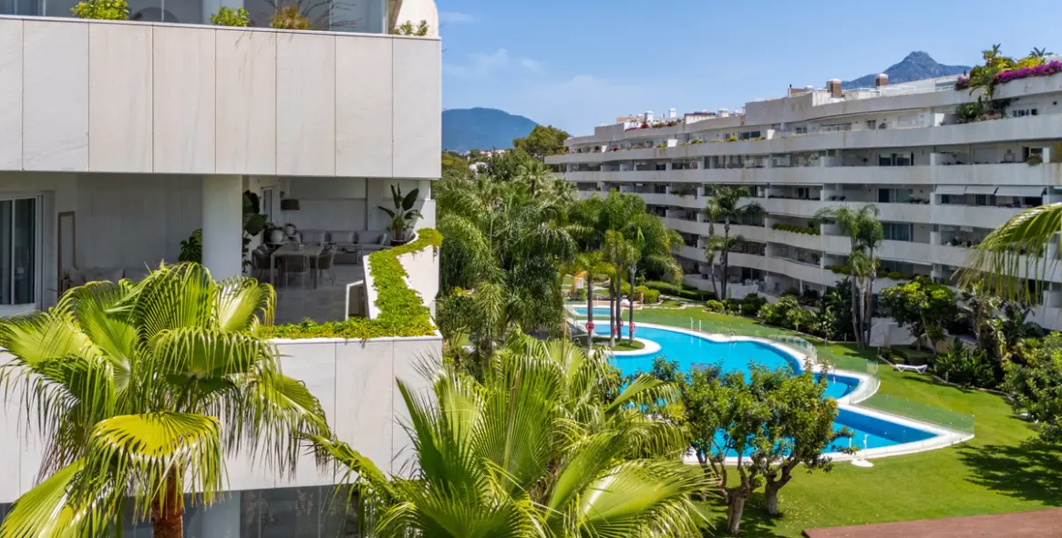 Venta de apartamento en planta media en Puerto Banús 27