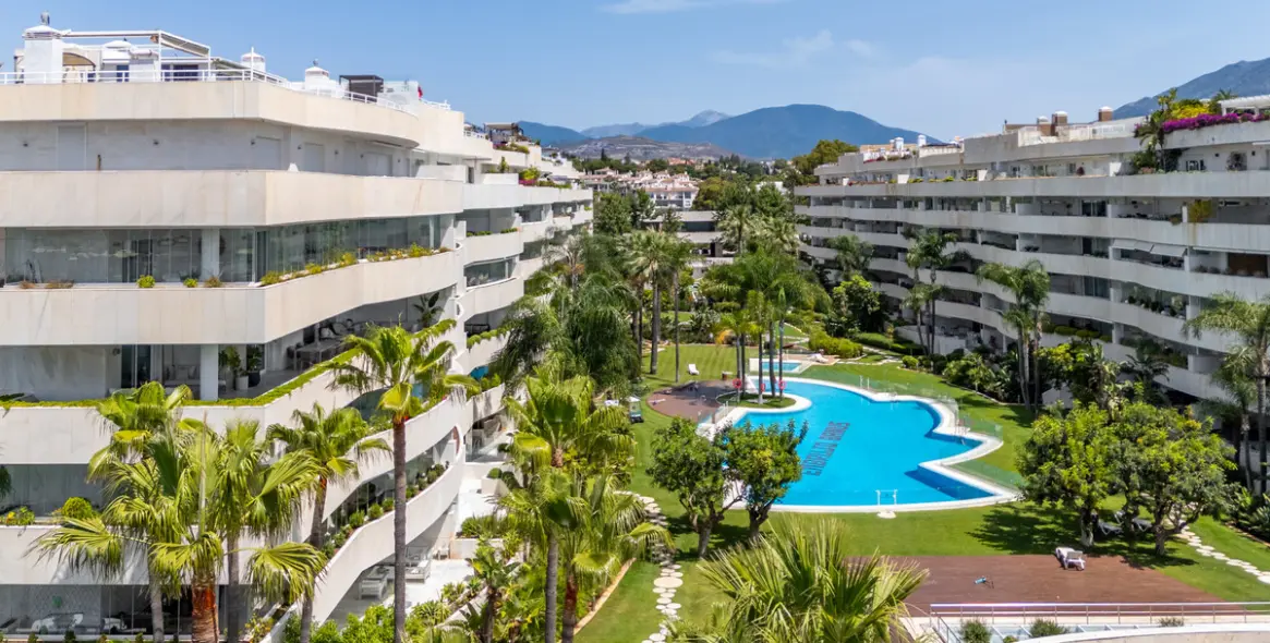 Venta de apartamento en planta media en Puerto Banús 29