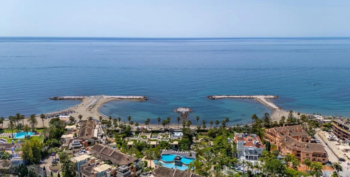 Venta de apartamento en planta media en Puerto Banús 32