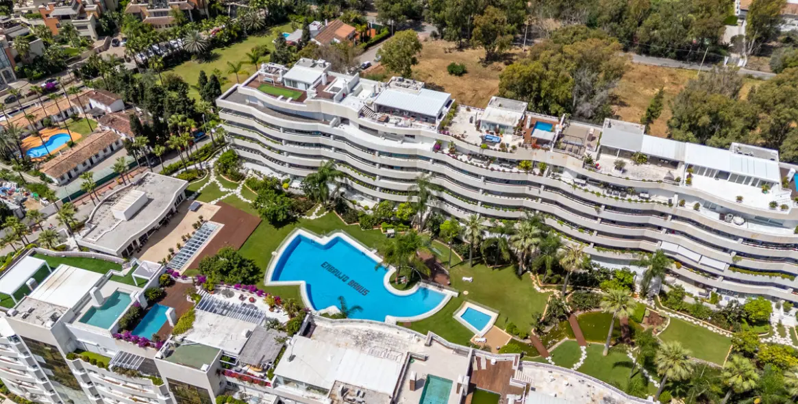 Venta de apartamento en planta media en Puerto Banús 33
