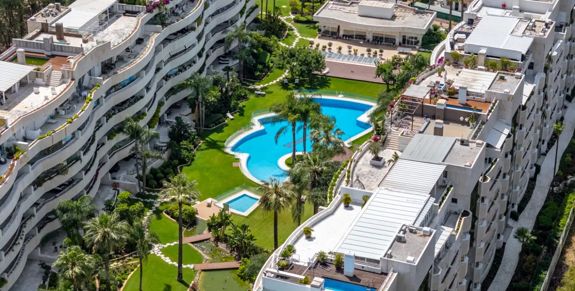 Venta de apartamento en planta media en Puerto Banús 36