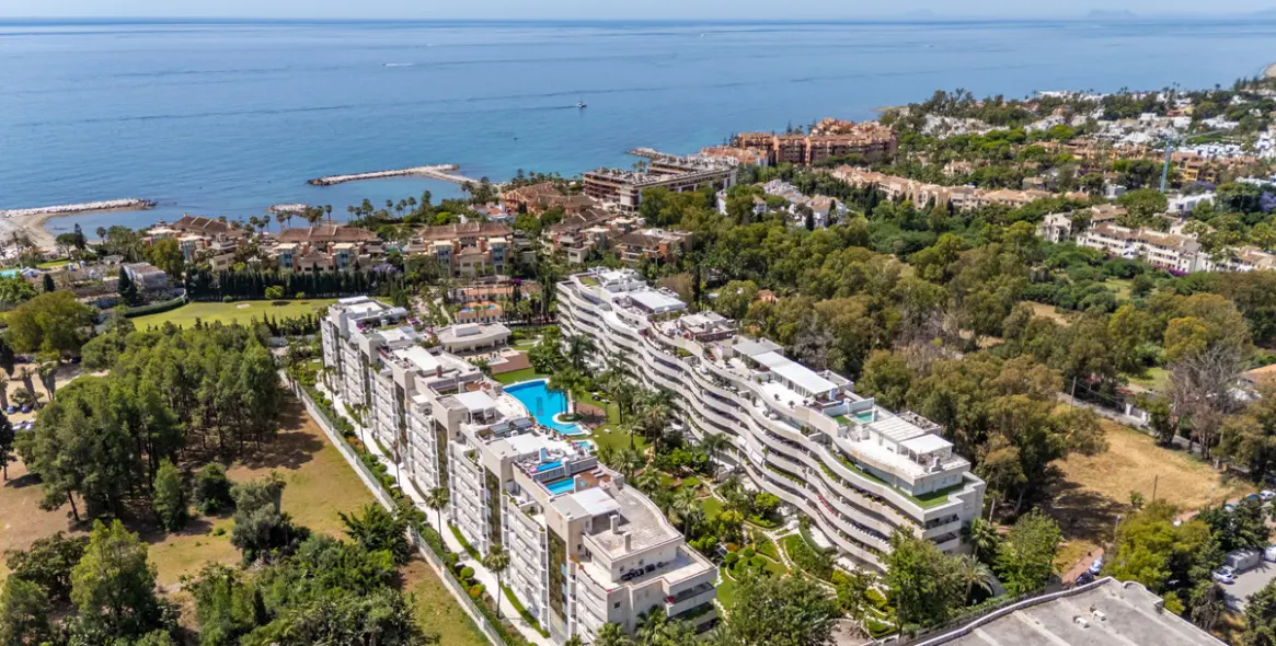Venta de apartamento en planta media en Puerto Banús 38