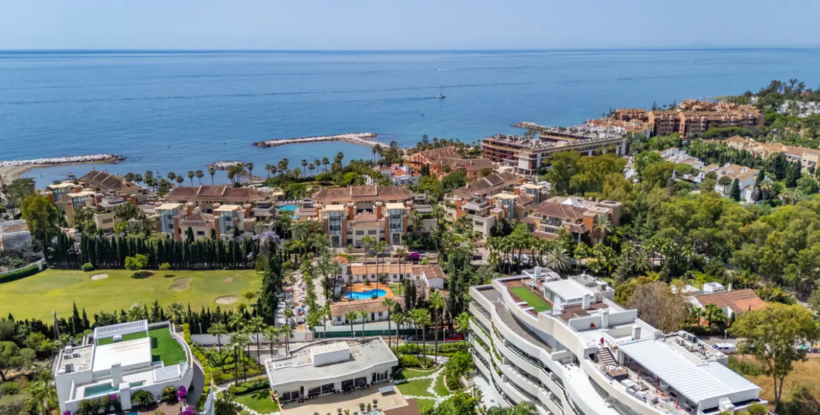 Venta de apartamento en planta media en Puerto Banús 39