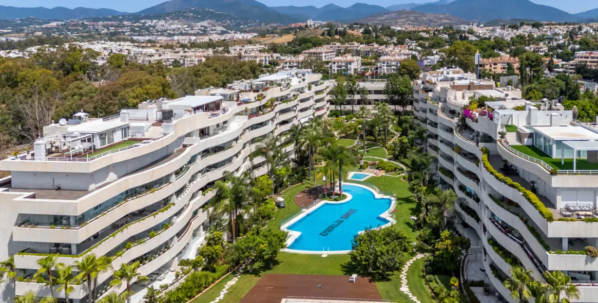 Venta de apartamento en planta media en Puerto Banús 41