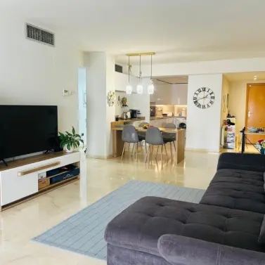 Venta de apartamento en planta media en Guadalmina Alta