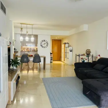 Venta de apartamento en planta media en Guadalmina Alta