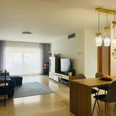 Venta de apartamento en planta media en Guadalmina Alta