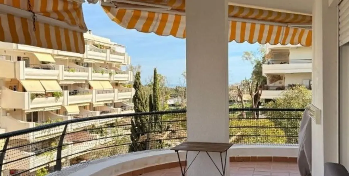 Venta de apartamento en planta media en Guadalmina Alta 11