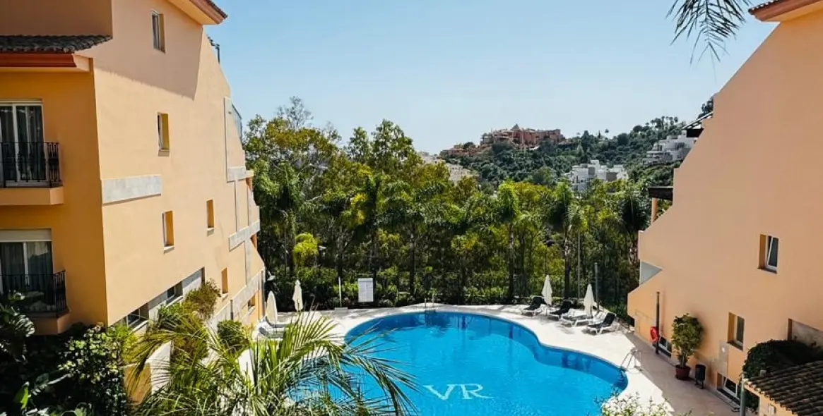 Venta de apartamento en planta media en Nueva Andalucía 1