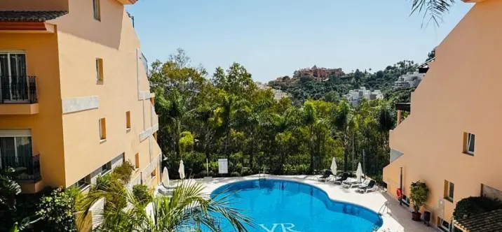 Venta de apartamento en planta media en Nueva Andalucía 0