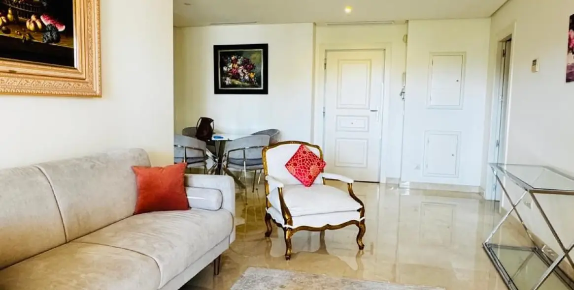 Venta de apartamento en planta media en Nueva Andalucía 2