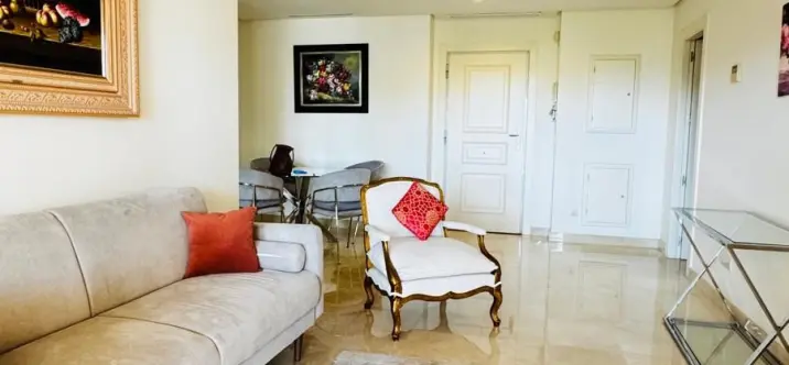 Venta de apartamento en planta media en Nueva Andalucía 1